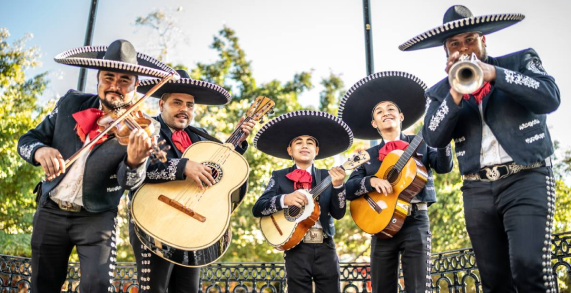 Mariachi tocando en un evento en EDOMEX